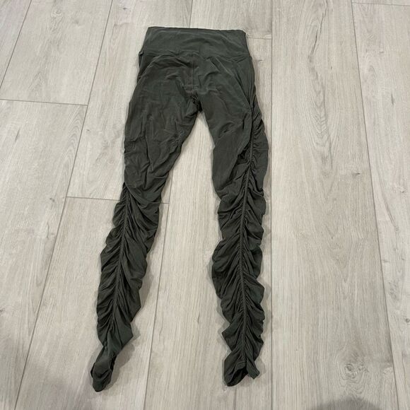 Lululemon Leggings Womens 4
Black Into Something Good Tight
28" Ruched Pull On - Picture 2 of 7